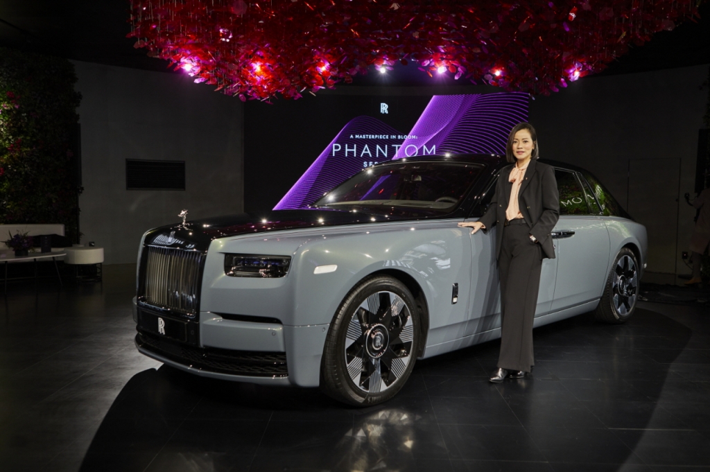 아이린 니케인 롤스로이스 아시아·태평양 지역 총괄이 지난 25일 오후 서울 세종문화회관에서 열린 '팬텀 시리즈 II' 공개 행사에서 기념 촬영을 하고 있다. /사진제공=롤스로이스.