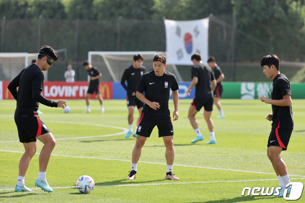 파울루 벤투 감독이 이끄는 대한민국 축구대표팀의 손흥민, 이강인, 권창훈이 27일 오전(현지시간) 카타르 도하 알에글라 트레이닝센터에서 훈련을 하고 있다. /사진=뉴스1