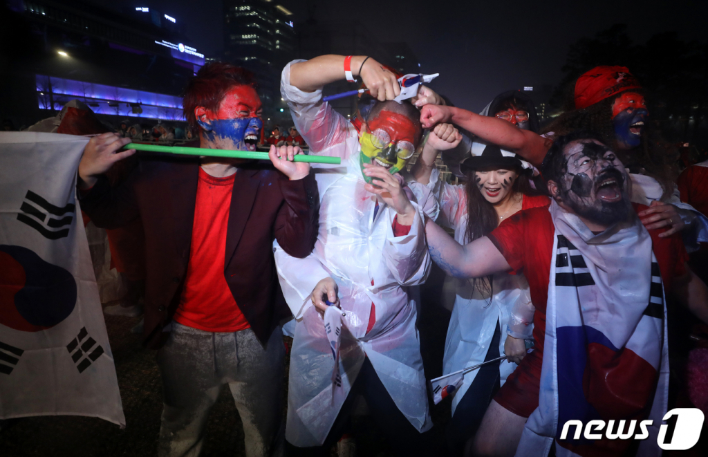 붉은악마와 시민들이 28일 밤 서울 광화문광장에서 2022 카타르 월드컵 H조 조별리그 2차전 대한민국과 가나의 경기를 앞두고 열띤 응원을 펼치고 있다. /사진=뉴스1