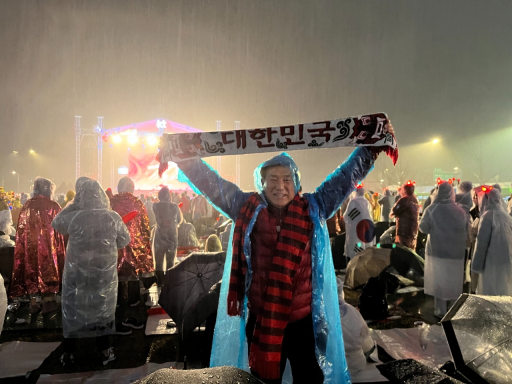 카타르월드컵 2차전 '가나전'을 두시간 앞둔 28일 저녁 8시쯤 송동호씨(65)가 '대한민국' 응원띠를 들고 거리응원에 동참하고 있다./사진=유예림 기자