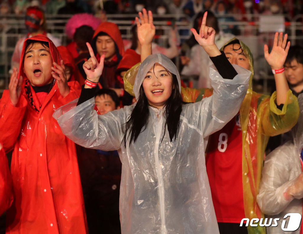 붉은악마와 시민들이 28일 밤 9시쯤 서울 광화문광장에서 2022 카타르 월드컵 H조 조별리그 2차전 대한민국과 가나의 경기를 앞두고 열띤 응원을 펼치고 있다. /사진=뉴스1