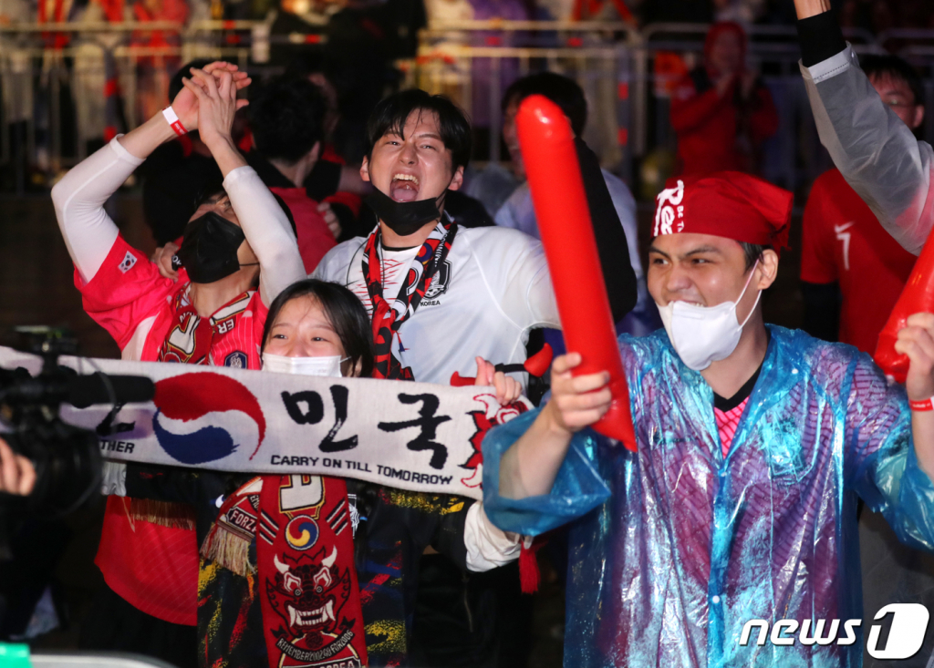 붉은악마와 시민들이 28일 밤 서울 광화문광장에서 2022 카타르 월드컵 H조 조별리그 2차전 대한민국과 가나의 경기를 보며 후반 조규성의 동점골이 터지자 환호하고 있다. /사진=뉴스1