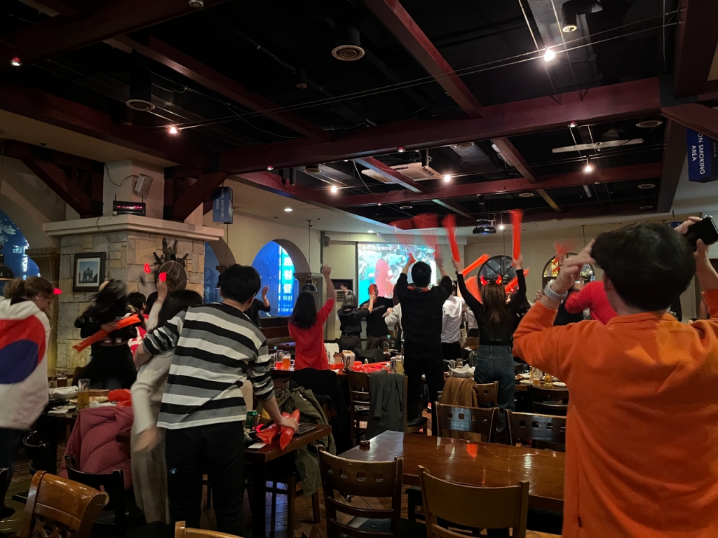 28일 서울 종로구의 한 주점에서 손님들이 대한민국과 가나의 경기를 보며 응원하고 있다./사진=유예림 기자