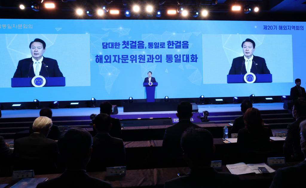 [서울=뉴시스] 전신 기자 = 윤석열 대통령이 29일 오후 서울 광진구 그랜드 워커힐 서울에서 열린 민주평화통일자문회의 해외 자문위원과의 통일대화에 참석해 격려사를 하고 있다. (대통령실통신사진기자단) 2022.11.29.