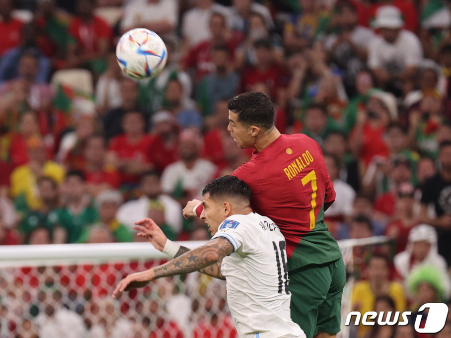 28일 오후(현지시간) 카타르 루사일 스타디움에서 열린 2022 카타르 월드컵 조별리그 H조 2차전 포르투갈과 우루과이의 경기에서 크리스티아누 호날두가 공중불 다툼을 하고 있다. /사진=뉴스1