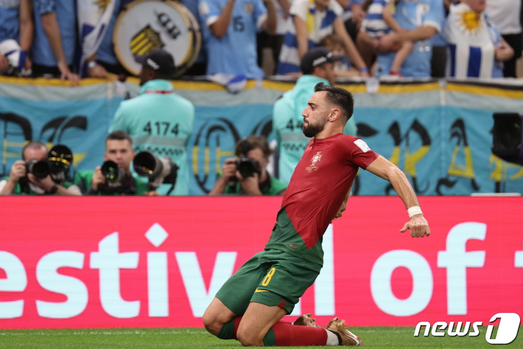 28일 오후(현지시간) 카타르 루사일 스타디움에서 열린 2022 카타르 월드컵 조별리그 H조 2차전 포르투갈과 우루과이의 경기에서 브루노 페르난데스가 득점 성공 후 세리머니를 하고 있다. /사진=뉴스1