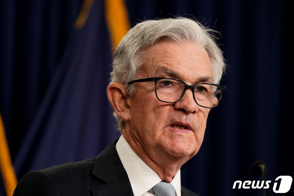(워싱턴 로이터=뉴스1) 우동명 기자 = 제롬 파월 미국 연방준비제도(Fed·연준) 의장이 2일(현지시간) 워싱턴에서 사상 초유의 4연속 자이언트 스텝을 단행한 FOMC 정례회의를 마친 뒤 기자회견을 갖고 이르면 12월 금리인상 속도조절 가능성을 밝히고 있다.   ⓒ 로이터=뉴스1  Copyright ? 뉴스1. All rights reserved. 무단 전재 및 재배포 금지.