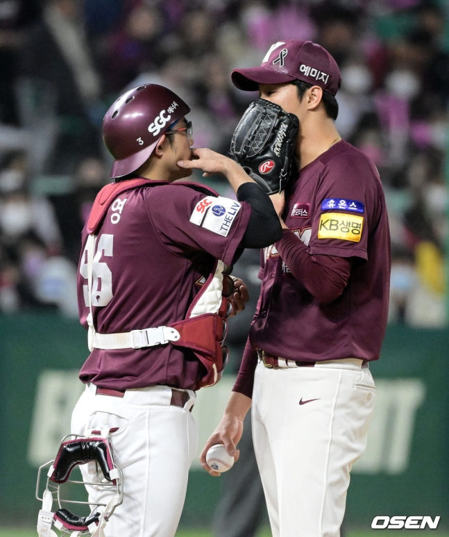 키움 포수 이지영과 투수 안우진(오른쪽).