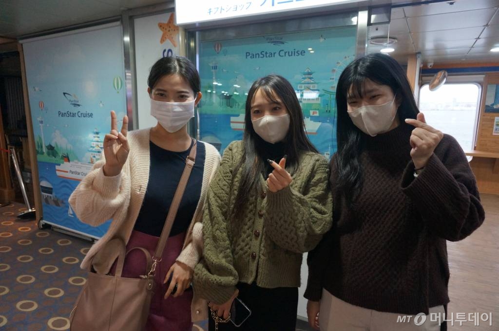 일본 오사카에 거주 중인하야시 마리모씨(25), 츠노다 사라씨(21), 기무라 하스카씨(27·오른쪽부터)가 지난달 30일 부산으로 향하는 팬스타드림호에 탑승했다. /사진=김훈남 기자