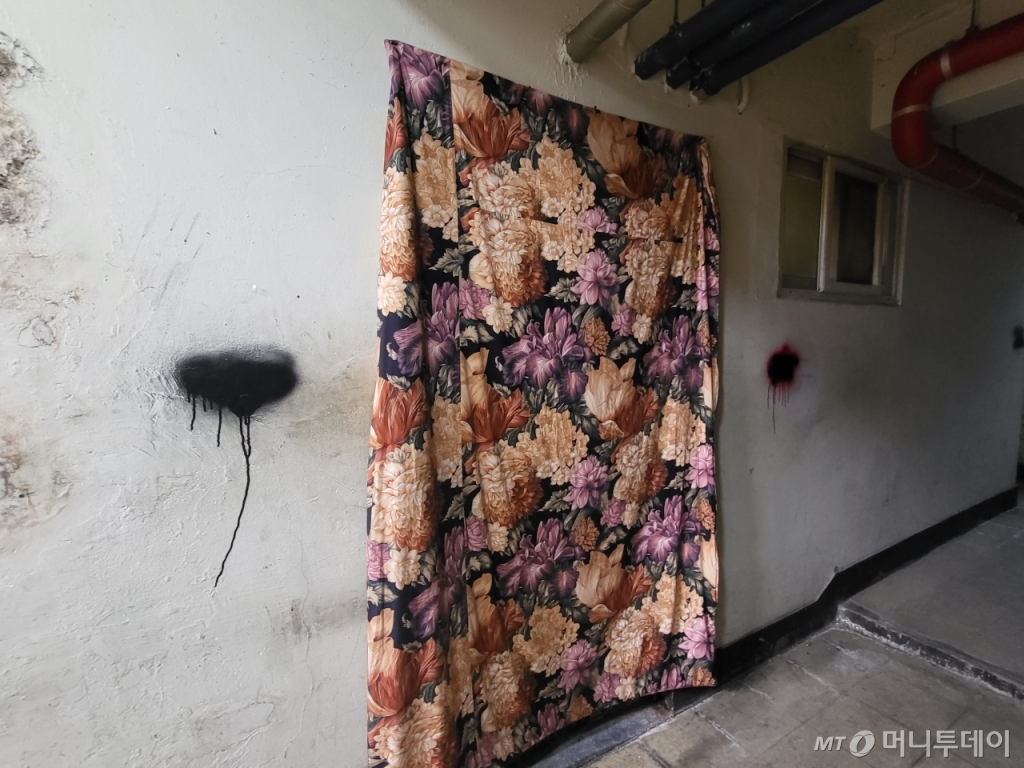 영등포역 부근에 위치한 쪽방촌 속 백창기(50)씨의 집. 백씨의 집은 지난해 방문이 떨어져서 이불로 막아둔 상태다. / 사진= 김미루 기자