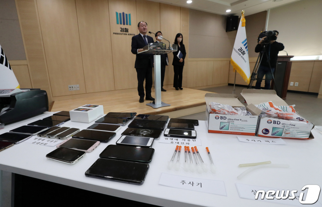 김호삼 보이스피싱 범죄 정부합동수사단 단장이 1일 오전 송파구 서울동부지검에서 조직폭력배와 마약사범이 연루된 보이스피싱 조직 수사결과를 발표하며 법죄에 사용된 압수품을 공개하고 있다. /사진=뉴스1