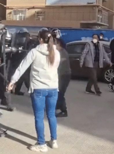 신장 위구르 자치구 카슈가르 지구 예청현에서 한 여성이 무장한 경찰을 홀로 막아서고 있다./사진='whyyoutouzhele' 유튜브