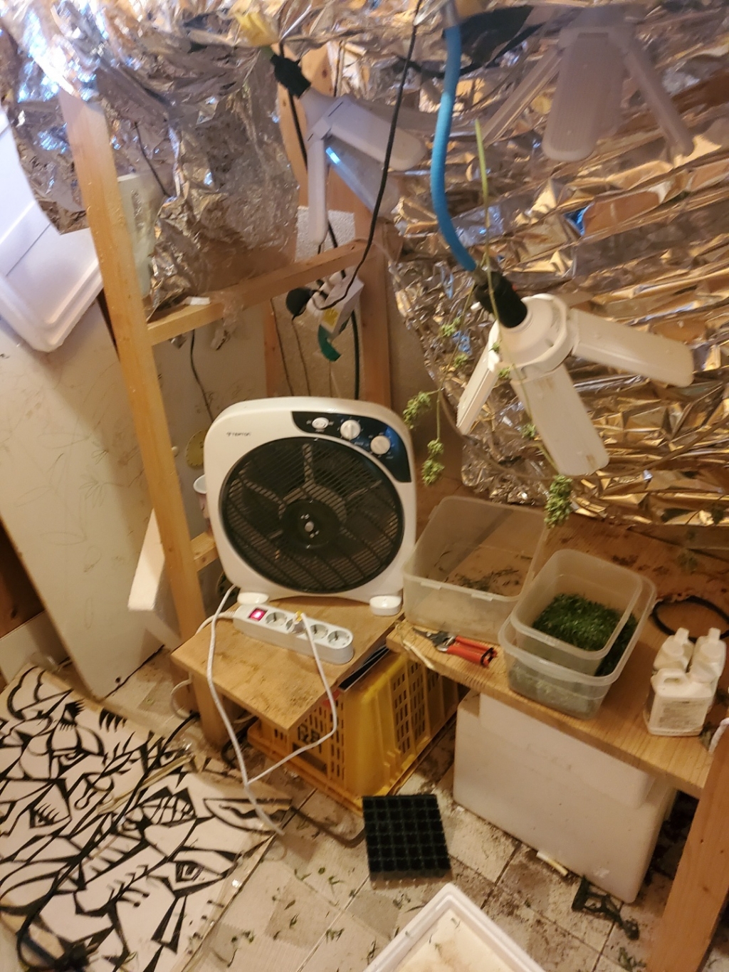 최근 대마 유통 등 혐의로 기소된 안씨 주거지의 대마 재배 장비. 안씨의 집에는 미성년자 자녀들이 살고 있는 것으로 조사됐다. /사진=서울중앙지검