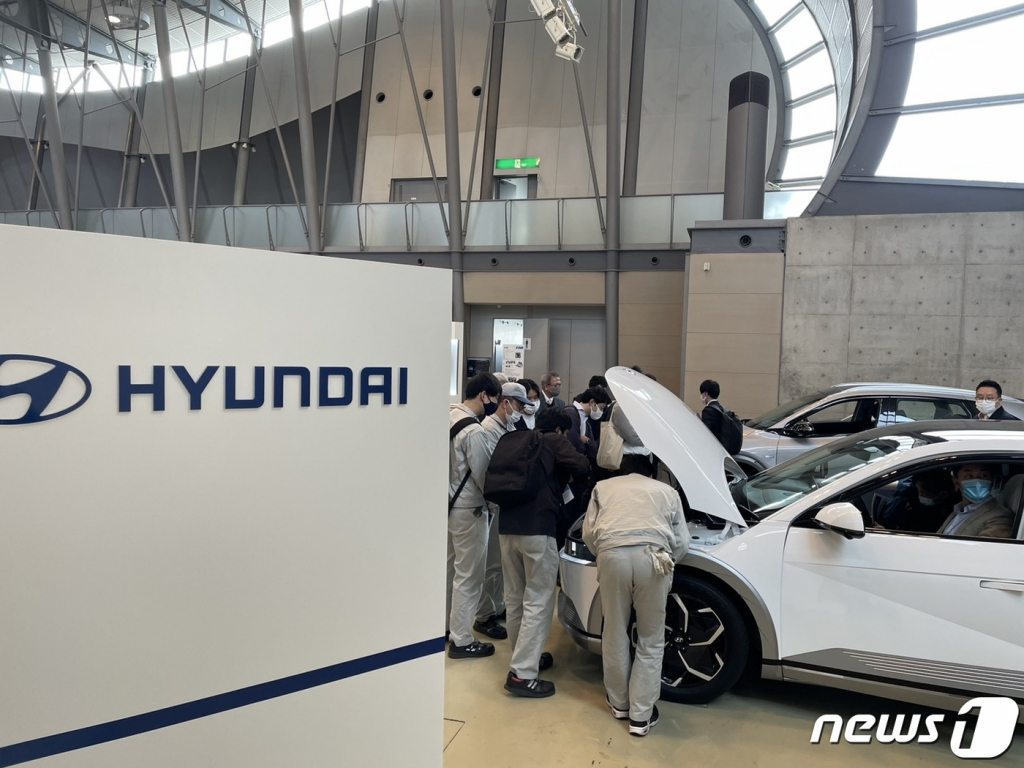 (서울=뉴스1) = 코트라는 이틀간 일본 아이치현 카리야시 산업진흥센터에서 미래차 관련 한국 중소중견기업 45개사가 참가한 ‘한일 차세대 모빌리티 파트너링 사업’을 개최한다고 22일 밝혔다. 사진은 현대차 쇼케이스에 관심을 보이는 일본 기업 관계자들. (코트라 제공) 2022.11.22/뉴스1  Copyright ? 뉴스1. All rights reserved. 무단 전재 및 재배포 금지.