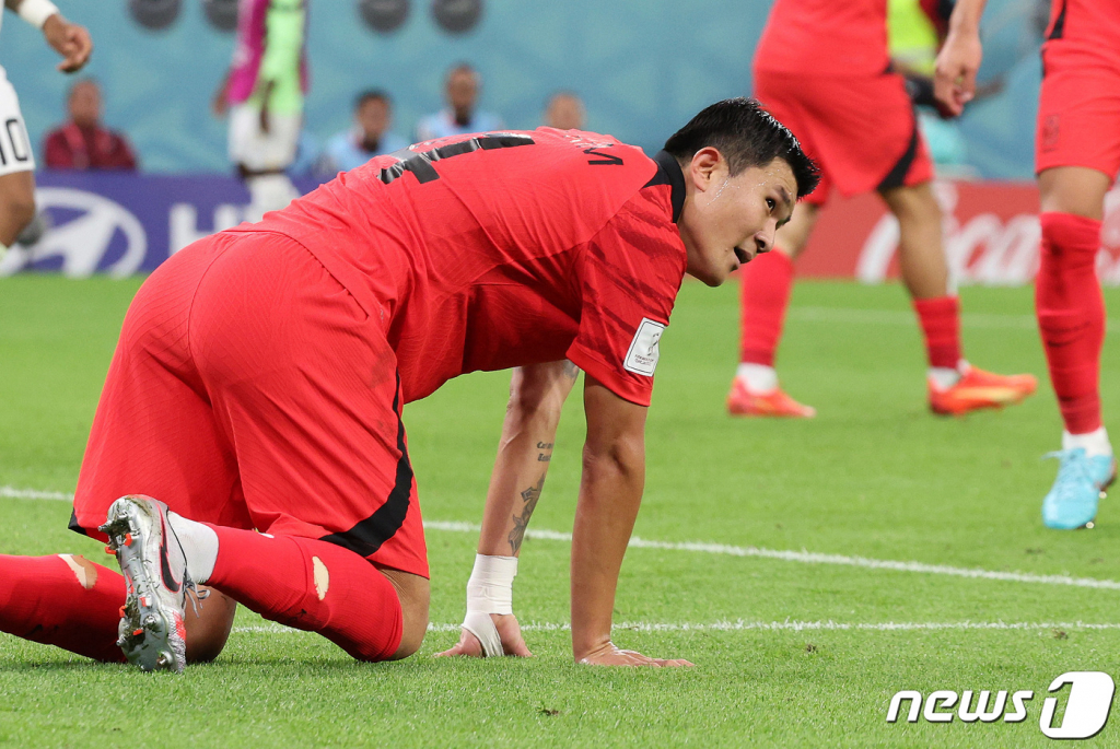 (알라이얀(카타르)=뉴스1) 이동해 기자 = 김민재가 28일 오후(현지시간) 카타르 알라이얀 에듀케이션 시티 스타디움에서 열린 2022 카타르 월드컵 조별리그 H조 2차전 대한민국과 가나의 경기에서 실점을 막아낸 뒤 볼을 바라보고 있다. 경기 결과는 한국의 2대3 석패. 2022.11.29/뉴스1 Copyright ? 뉴스1. All rights reserved. 무단 전재 및 재배포 금지.