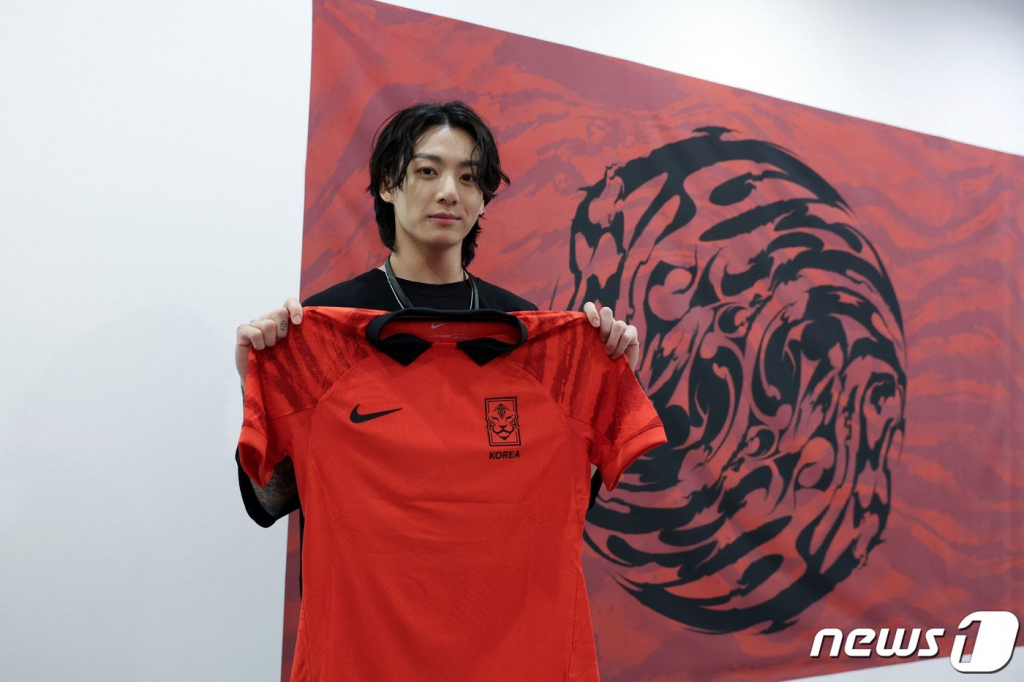 (AFP=뉴스1) 이유진 기자 = 그룹 방탄소년단(BTS) 정국이 지난 19일(현지시간) 2022 카타르 월드컵 개막식을 하루 앞두고 대한민국 축가 국가대표팀 유니폼을 들고 기념사진을 촬영하고 있다. 정국은 개막식 공연에 공식 초청 받아 전 세계인들 앞에 사운드트랙 '드러머스' 무대를 선보였다. 대한축구협회 제공(KFA)  ⓒ AFP=뉴스1  Copyright ? 뉴스1. All rights reserved. 무단 전재 및 재배포 금지.