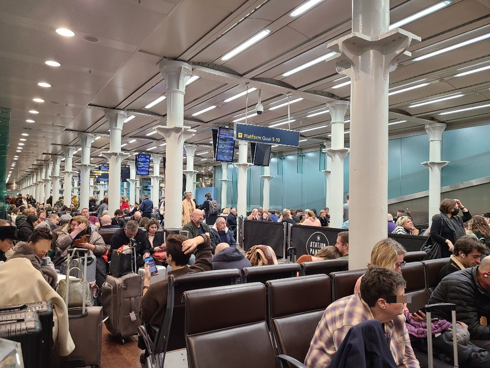 영국에서 출발하는 유로스타를 타기 위해 대기 중인 사람들 /사진=박미리 기자