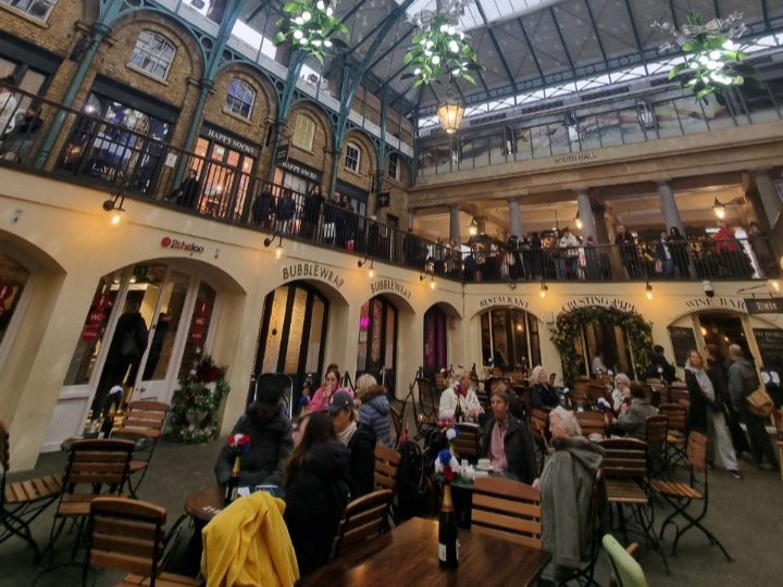 영국 대표 쇼핑몰인 코벤트 가든 내 사람들 /사진=박미리 기자