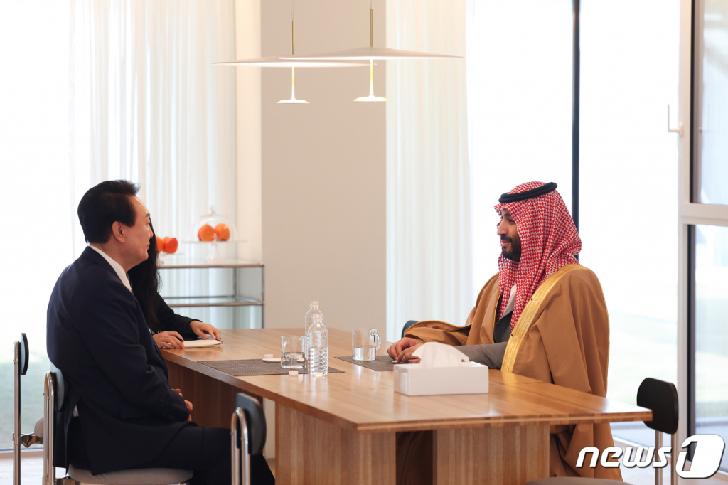 (서울=뉴스1) 오대일 기자 = 윤석열 대통령이 17일 서울 용산구 한남동 대통령 관저에서 무함마드 빈 살만 사우디아라비아 왕세자 겸 총리와 회담을 마친 후 단독 환담을 나누고 있다. (대통령실 제공) 2022.11.17/뉴스1 Copyright ? 뉴스1. All rights reserved. 무단 전재 및 재배포 금지.