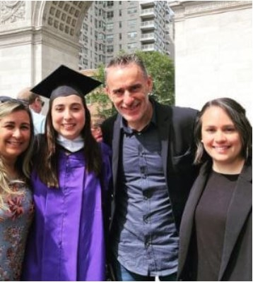 한국 축구 대표팀 벤투 감독과 둘째 딸 마르타가  미국 뉴욕대 졸업 사진을 찍고 있다.  /사진=인스타그램