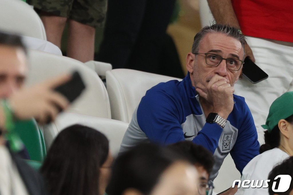 (알라이얀(카타르)=뉴스1) 이동해 기자 = 파울루 벤투 대한민국 축구대표팀 감독이 2일 오후(현지시간) 카타르 알라이얀 에듀케이션 시티 스타디움에서 열린 2022 카타르 월드컵 조별리그 H조 3차전 포르투갈과의 경기를 관중석에 앉아 지켜보고 있다. 2022.12.3/뉴스1  Copyright ? 뉴스1. All rights reserved. 무단 전재 및 재배포 금지.