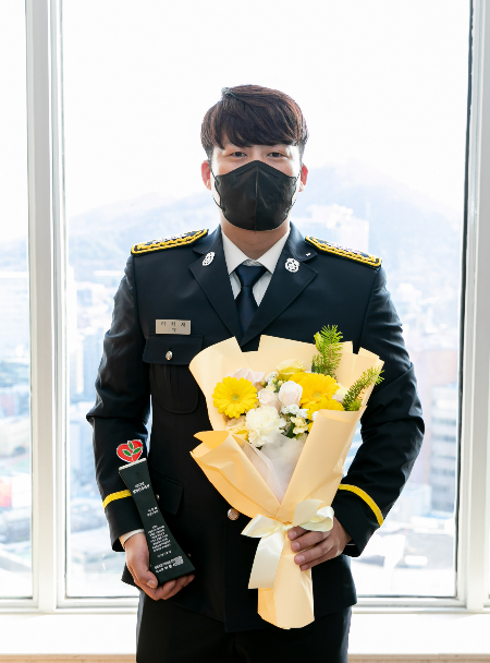 2022 생명존중대상을 수상한 이형재 소방교./사진=생명보험사회공헌재단