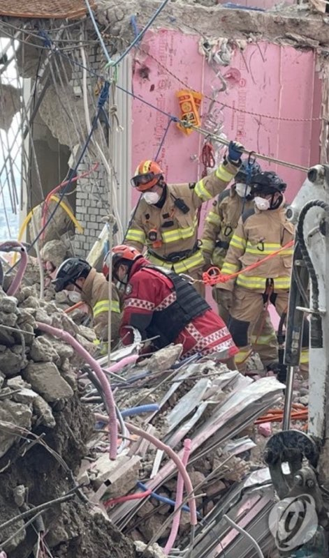 동료를 믿고, 나도 동료에게 그런 믿음을 준다, 현장에서 두려움을 이기는 힘은 팀원들에 대한 신뢰라고 했다. 이형재 소방교의 말이다. 사진은 광주 화정 아이파크 붕괴 현장서 매몰자를 발견하고 꺼내고 있는 모습./사진=이형재 소방교