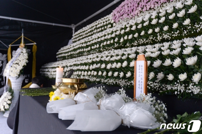 올해 2월 13일 오후 광주 서구 화정동 현대산업개발 아파트 신축공사 붕괴사고 현장에 마련된 피해자 합동분향소에 조화가 놓여져 있다./사진=뉴스1