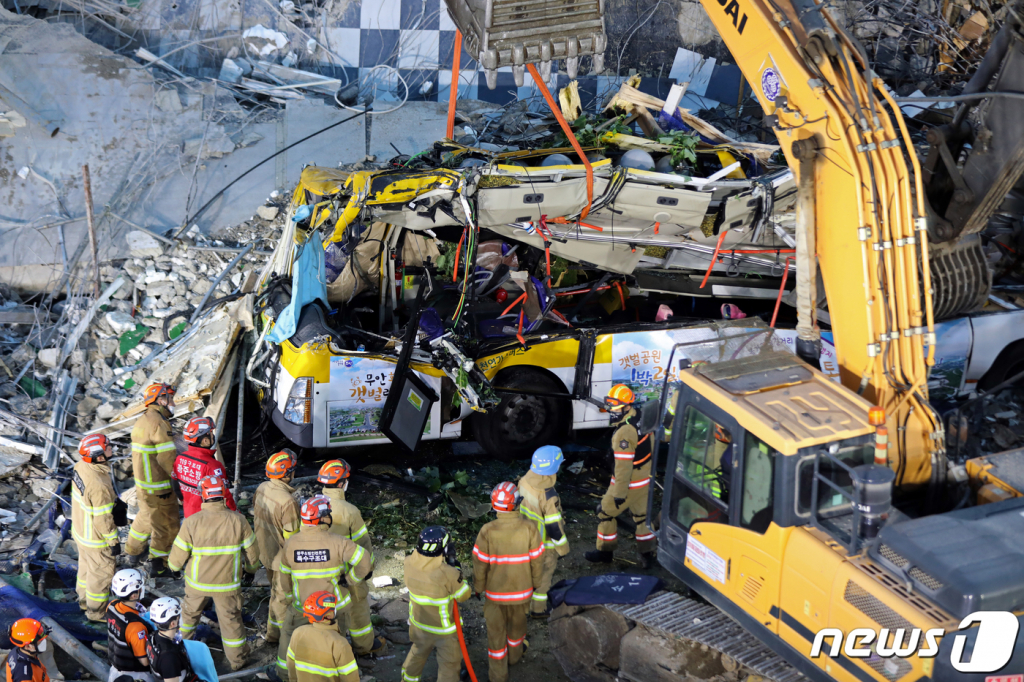 지난해 6월 9일 오후 4시22분쯤 광주 동구 학동 재개발지역에서 철거 중이던 5층 건물 1동이 무너져 도로를 달리던 시내버스와 승용차 2대를 덮치는 사고가 발생했다. 119 구조대가 사고 현장에서 구조 작업을 벌이고 있는 가운데 처참하게 찌그러진 시내버스가 모습을 드러내고 있다./사진=뉴스1