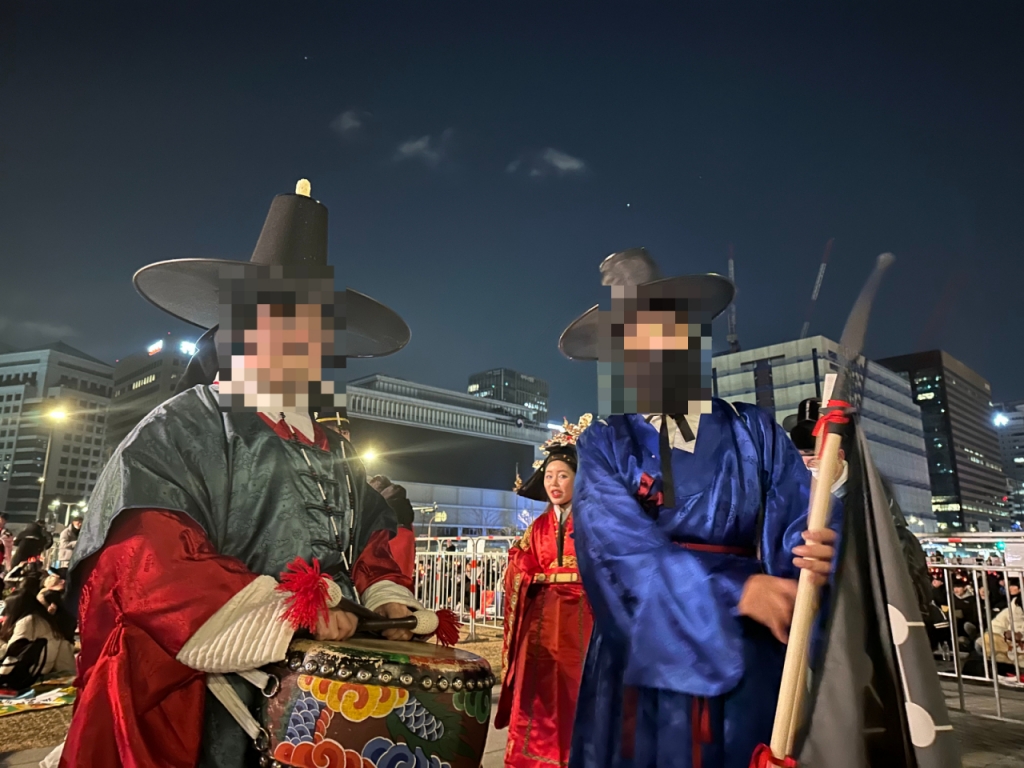 직장인 정모씨(31)와 경복궁 수문장 교대 의식 배우로 활동하는 이모씨(30)가 6일 한복 차림으로 광화문 광장에 거리 응원을 나온 모습./사진=김창현 기자