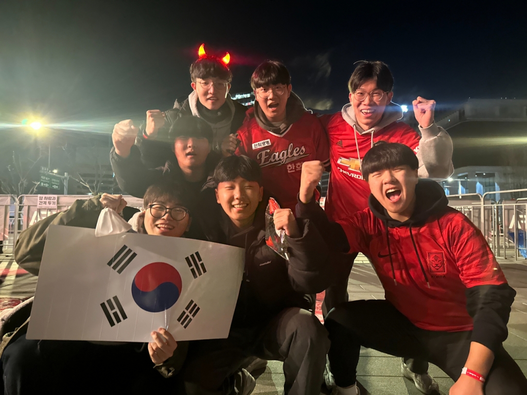 6일 오전 0시쯤 고등학생 오정훈씨(19)와 친구들이 광화문 광장에 거리 응원을 와 "대한민국 화이팅"이라 외치고 있다./사진=김창현 기자.