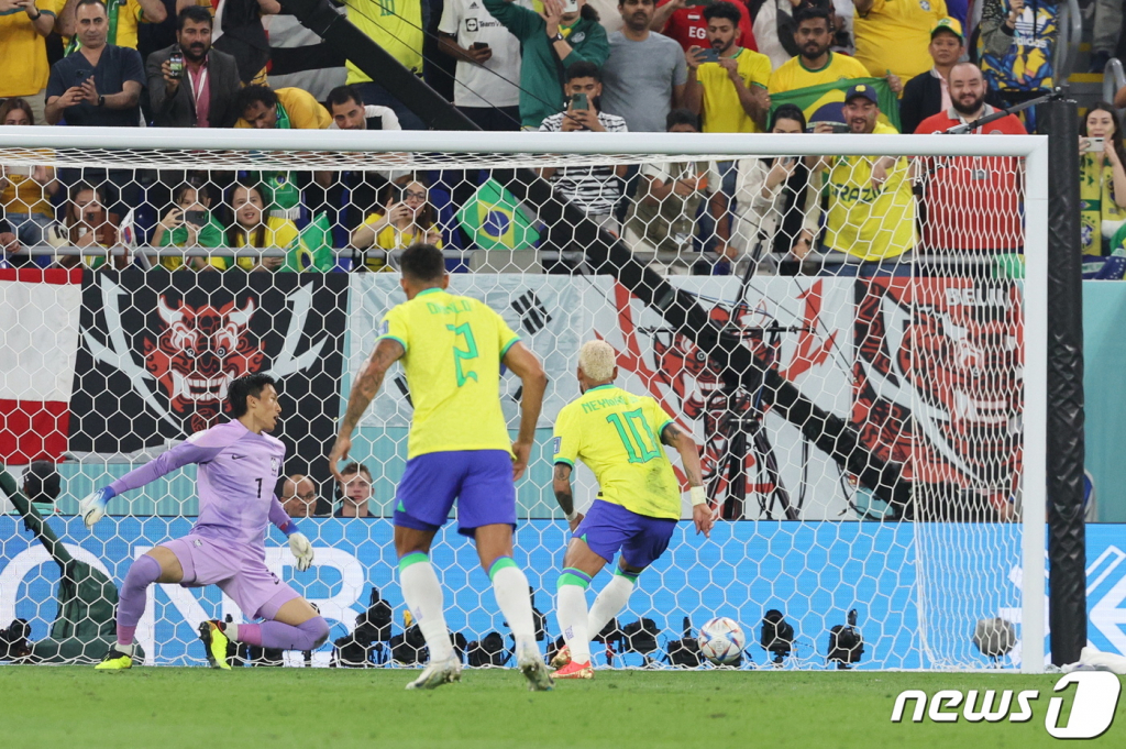 5일 오후(현지시간) 카타르 도하 스타디움974에서 열린 2022 카타르 월드컵 16강 대한민국과 브라질의 경기에서 전반전 브라질 네이마르가 페널티킥으로 추가골을 넣고 있다. /사진=뉴스1
