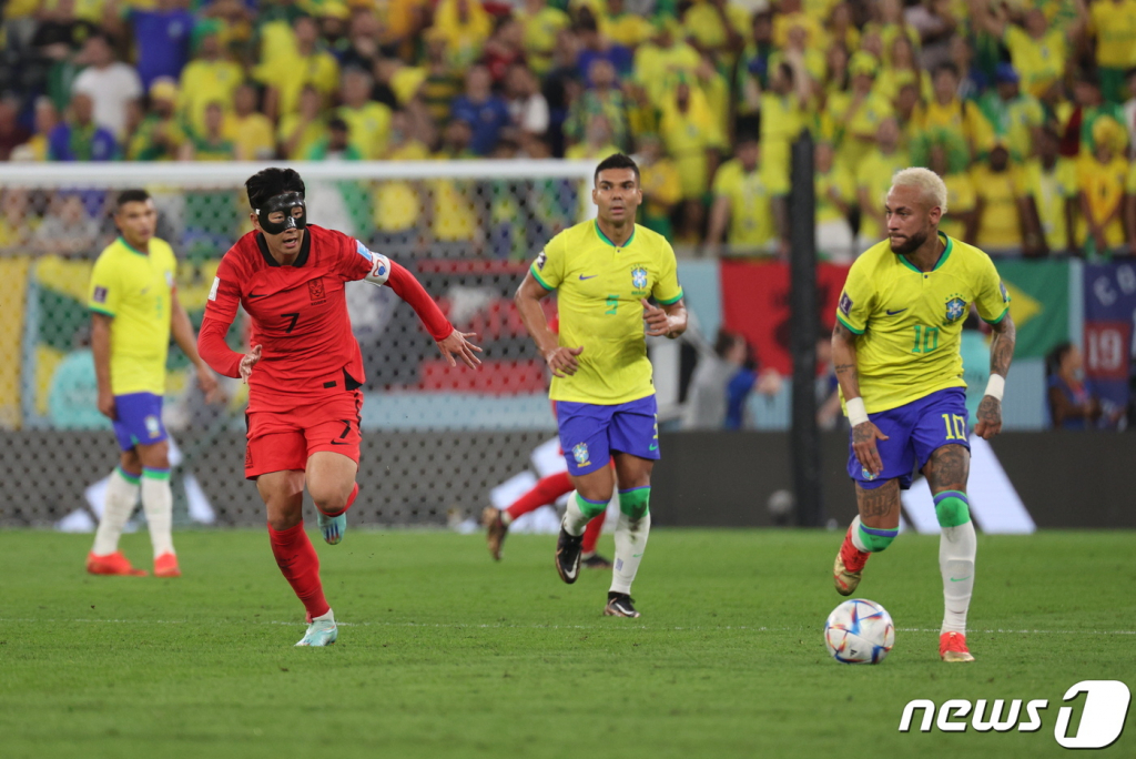 5일 오후(현지시간) 카타르 도하 스타디움974에서 열린 2022 카타르 월드컵 16강 대한민국과 브라질의 경기에서 대한민국 손흥민이 드리블하는 네이마르를 수비하기 위해 달려가고 있다. /사진=뉴스1
