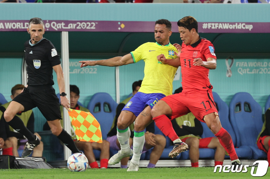 5일 오후(현지시간) 카타르 도하 스타디움974에서 열린 2022 카타르 월드컵 16강 대한민국과 브라질의 경기에서 대한민국 황희찬이 드리블 돌파를 하고 있다. /사진=뉴스1
