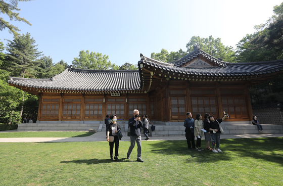 (서울=뉴스1) 송원영 기자 = 11일 서울 종로구 청와대에서 열린 '청와대 국민개방 기념행사'에서 시민들이 상춘재를 살펴보고 있다. 2022.5.11/뉴스1