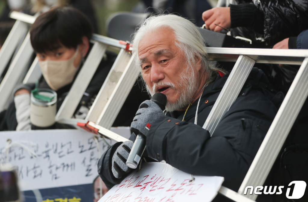 (서울=뉴스1) 허경 기자 = 전국장애인차별철폐연대(전장연) 회원들이 6일 서울 여의도 국회 의원회관 앞에서 기자회견을 열고 ‘장애인 권리 예산 확대 편성’을 촉구하고 있다. 2022.12.6/뉴스1  Copyright ? 뉴스1. All rights reserved. 무단 전재 및 재배포 금지.