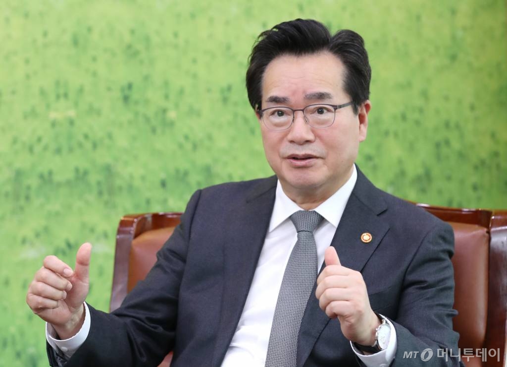 정황근 농림축산식품부 장관이 지난 1일 정부세종청사 집무실에서 진행된 머니투데이와의 인터뷰에서 각종 농정현안에 대한 정부 입장과 비전을 얘기하고 있다. /사진=세종=이기범 기자 leekb@