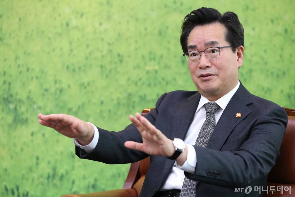 정황근 농림축산식품부 장관이 지난 1일 정부세종청사 집무실에서 진행된 머니투데이와의 인터뷰에서 '한국형 쌀 생산벨트' 추진 계획을 밝히고 있다. /사진=세종=이기범 기자 leekb@