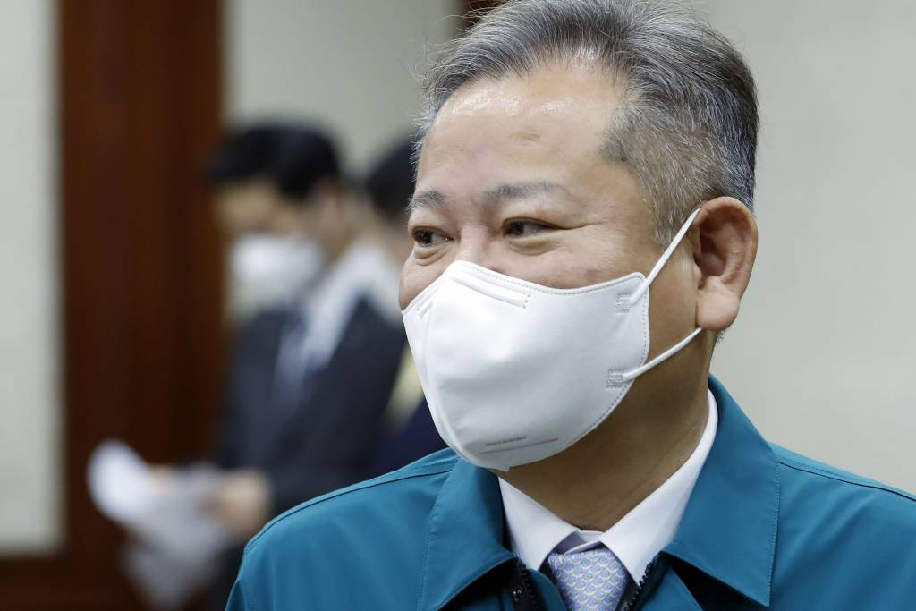 [서울=뉴시스] 최동준 기자 = 이상민 행정안전부 장관이 9일 서울 세종로 정부서울청사에서 열린 화물연대 집단운송거부 관계장관회의 및 코로나19 중앙재난안전대책본부 회의에 입장하고 있다. 2022.12.09.