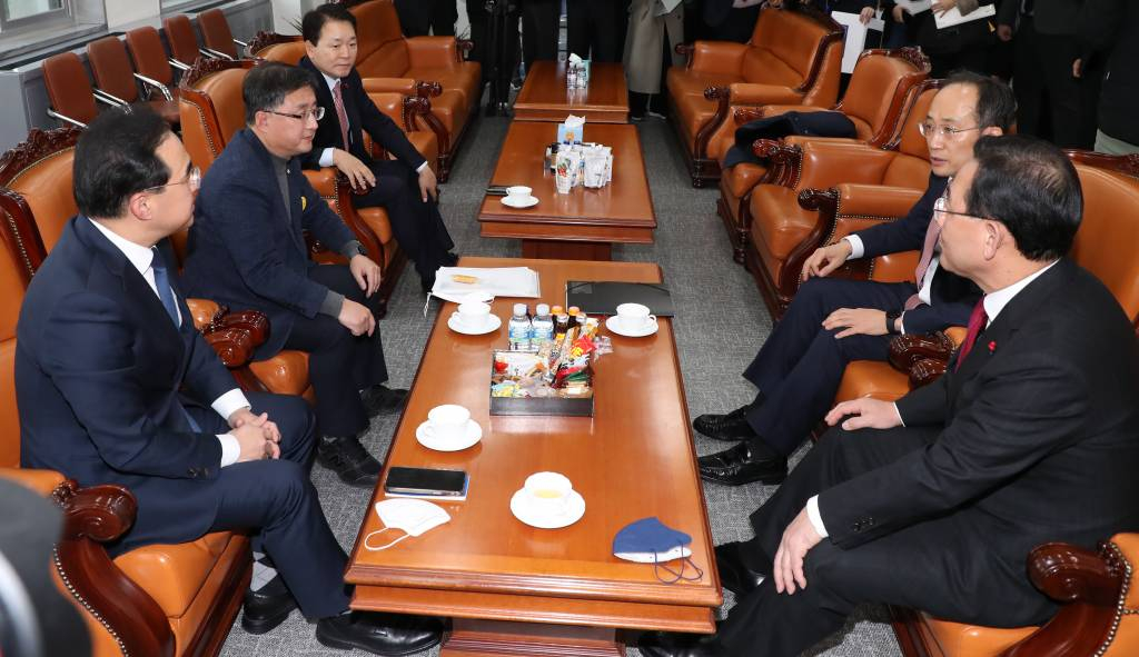주호영 국민의힘 원내대표와 박홍근 더불어민주당 원내대표가 9일 오전 서울 여의도 국회 운영위원장실에서 예산안 관련 회동을 하고 있다. 오른쪽부터 주호영 원내대표, 추경호 부총리, 성일종 국민의힘 정책위의장, 김성환 더불어민주당 정책위의장, 박홍근 원내대표. / 사진제공=뉴시스