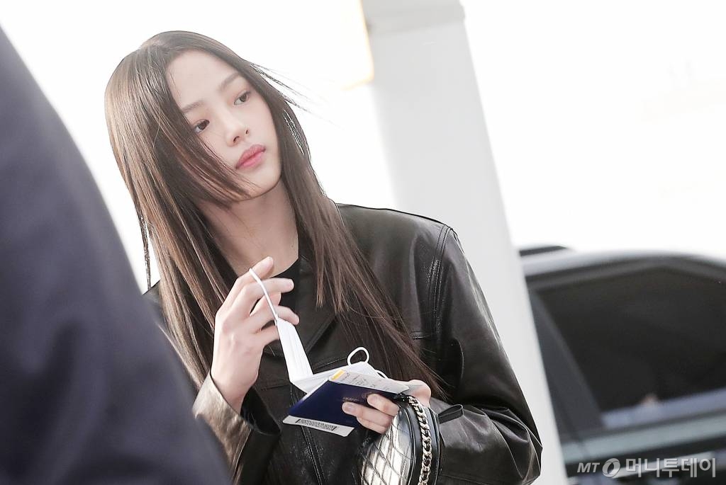 걸그룹 뉴진스 민지가  '2022 MAMA AWARDS' 참석 차 28일 오전 인천국제공항을 통해 일본 오사카로 출국하고 있다. 2022.11.28 /사진=김창현 기자 chmt@