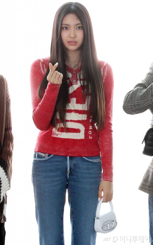 그룹 뉴진스(NewJeans) 혜인이 사우디아라비아 케이콘 공연을 위해 30일 오전 인천국제공항을 통해 출국하고 있다. 2022.09.30  /사진=임성균 기자 tjdrbs23@