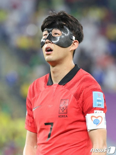 5일 오후(현지시간) 카타르 도하 스타디움974에서 열린 2022 카타르 월드컵 16강 대한민국과 브라질의 경기에서 대한민국 손흥민이 브라질의 프리킥 상황에 숨을 고르고 있다. /사진=뉴스1