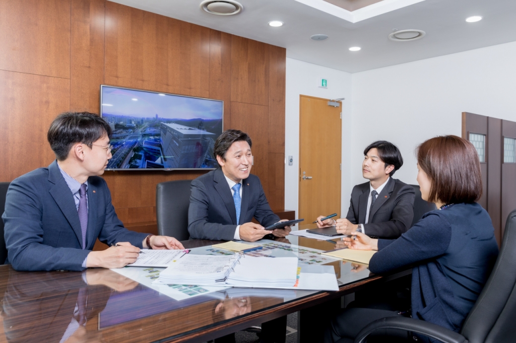 김영문 한국동서발전 사장(왼쪽 두번째)/사진=동서발전