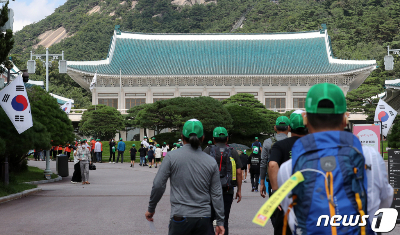 (서울=뉴스1) 김진환 기자 = 청와대가 국민의 품으로 돌아온 지 100일째가 됐다.   5년 만에 정권을 교체한 윤석열 대통령은 지난 5월 10일 취임 첫날부터 용산에 집무실을 마련하며 74년간 권력의 중심에 있던 청와대를 국민의 품으로 돌려줬다.   청와대는 권력자의 장소에서 시민이 역사적 장소를 탐방하고 휴식과 여가를 즐기는 큰 공원으로 거듭나게 됐다.  문화체육관광부는 향후 청와대를 문화예술과 자연, 역사가 어우러진 복합문화공간으로 조성한다는 계획이다.  사진은 17일 오후 관람객들이 개방 100일을 맞이한 청와대로 향하는 모습. 2022.8.17/뉴스1  Copyright ? 뉴스1. All rights reserved. 무단 전재 및 재배포 금지.