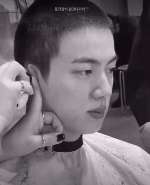 그룹 방탄소년단(BTS) 맏형 진이 지난 13일 경기도 연천에 위치한 육군 제5사단 신병교육대에 입소했다. 방탄소년단의 비주얼 크리에이터 김성현은 진이 입대 전 머리를 짧게 깎는 모습을 공개했다. /영상=방탄소년단 비주얼 크리에이터 김성현 인스타그램