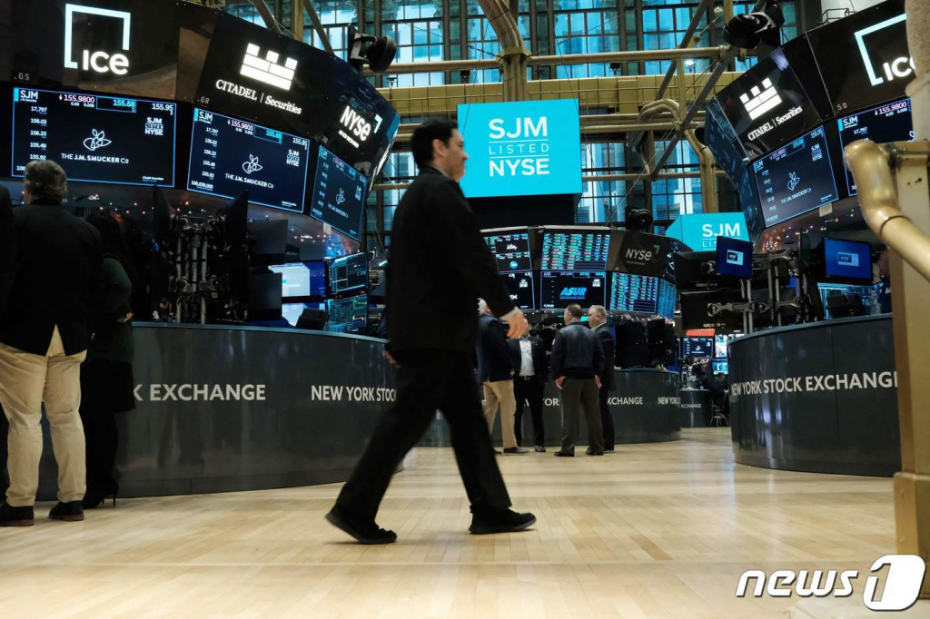 (뉴욕 AFP=뉴스1) 김성식 기자 = 13일(현지시간) 미국 뉴욕에 위치한 뉴욕증권거래소(NYSE) 모습이다. 이날 미국 연방공개시장위원회(FOMC)가 발표한 11월 미 소비자물가지수(CPI)는 전년 동월 대비 7.1% 오른 것으로 집계됐다. 이에 물가 상승세가 한풀 꺾였다는 분석이 나오고 있다.   ⓒ AFP=뉴스1  Copyright ? 뉴스1. All rights reserved. 무단 전재 및 재배포 금지.