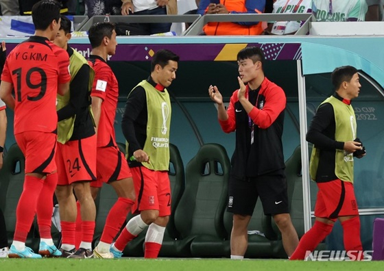 2022 카타르 월드컵 한국 축구대표팀을 응원하는 오현규(오른쪽에서 두 번째). /사진=뉴시스 제공