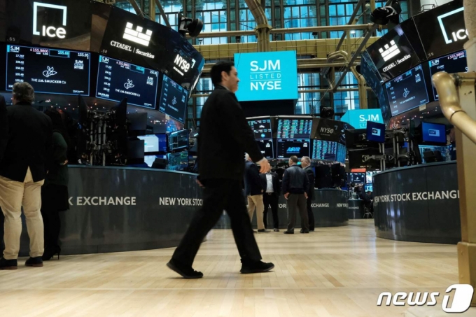 (뉴욕 AFP=뉴스1) 김성식 기자 = 13일(현지시간) 미국 뉴욕에 위치한 뉴욕증권거래소(NYSE) 모습이다. 이날 미국 연방공개시장위원회(FOMC)가 발표한 11월 미 소비자물가지수(CPI)는 전년 동월 대비 7.1% 오른 것으로 집계됐다. 이에 물가 상승세가 한풀 꺾였다는 분석이 나오고 있다.   ⓒ AFP=뉴스1  Copyright (C) 뉴스1. All rights reserved. 무단 전재 및 재배포 금지.