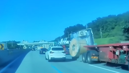 지난 9월21일 오후 4시5분쯤 경부고속도로에서 한 화물차에 실려 있던 철판 코일이 구르다가 도로로 낙하했다./사진=한문철TV